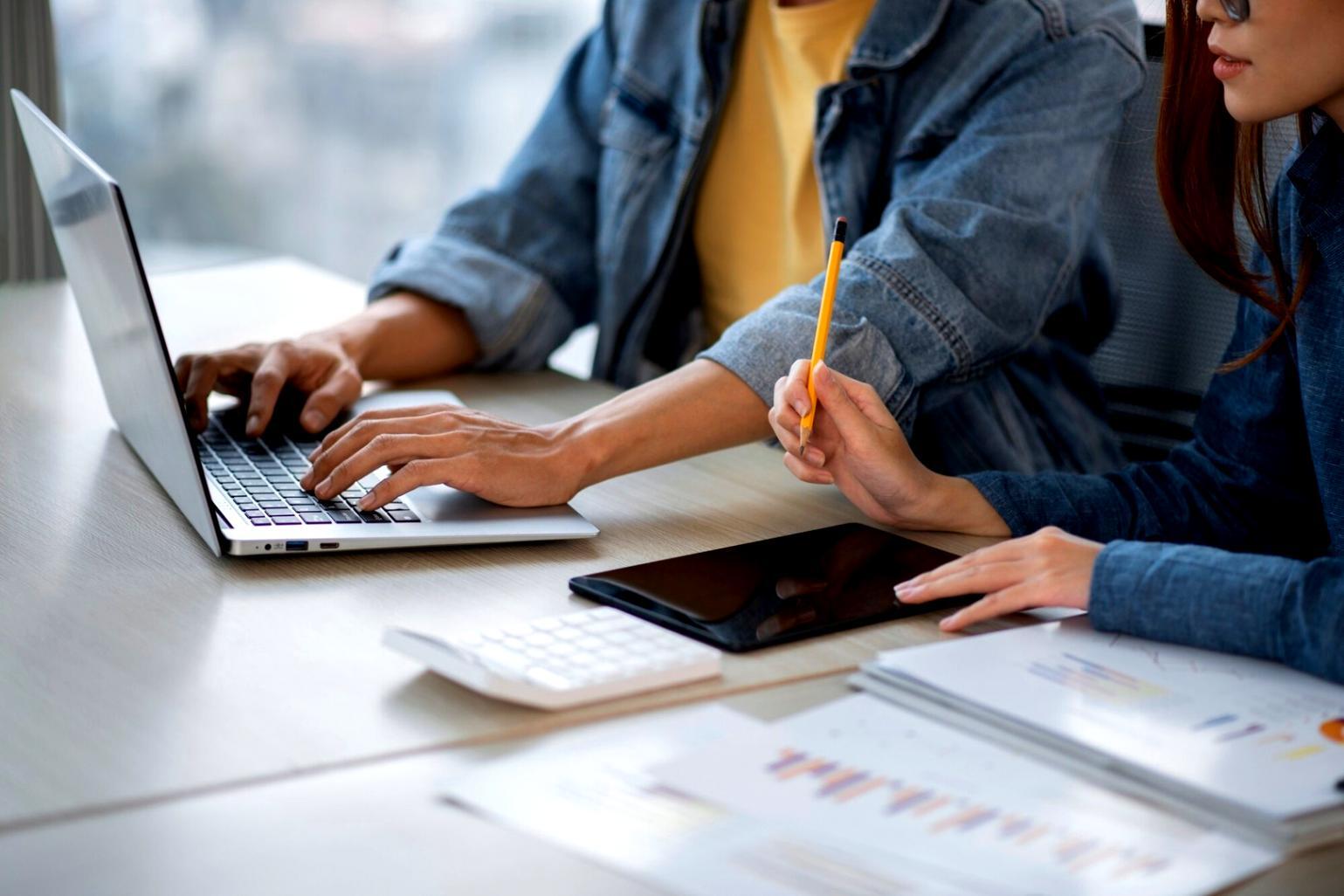 Análisis financiero profesional con gráficos y datos de mercado